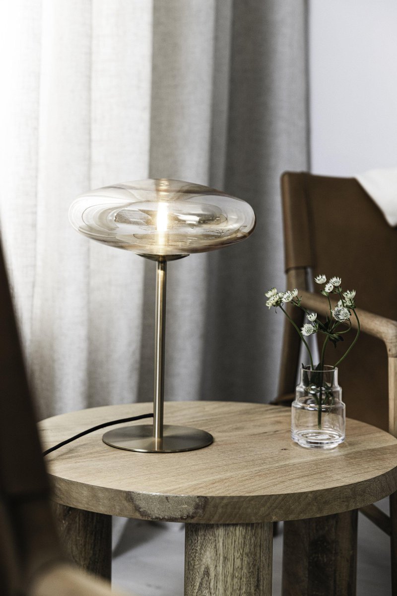 Locus 40cm Messing bordlampe Fra Markslöjd - Med en kombinasjon av moderne estetikk og klassisk eleganse blir denne lampen en sofistikert interi&oslash;rdetalj i hjemmet ditt.