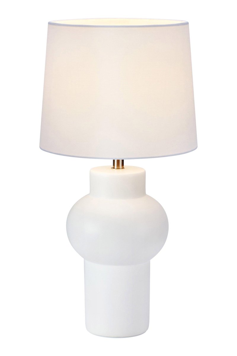 Shape 46cm Hvit bordlampe Fra Markslöjd - Shape bordlampen er en stilig hvit lampe med en vakker keramisk sokkel og en hvit tekstilskjerm som skaper et mykt lys.