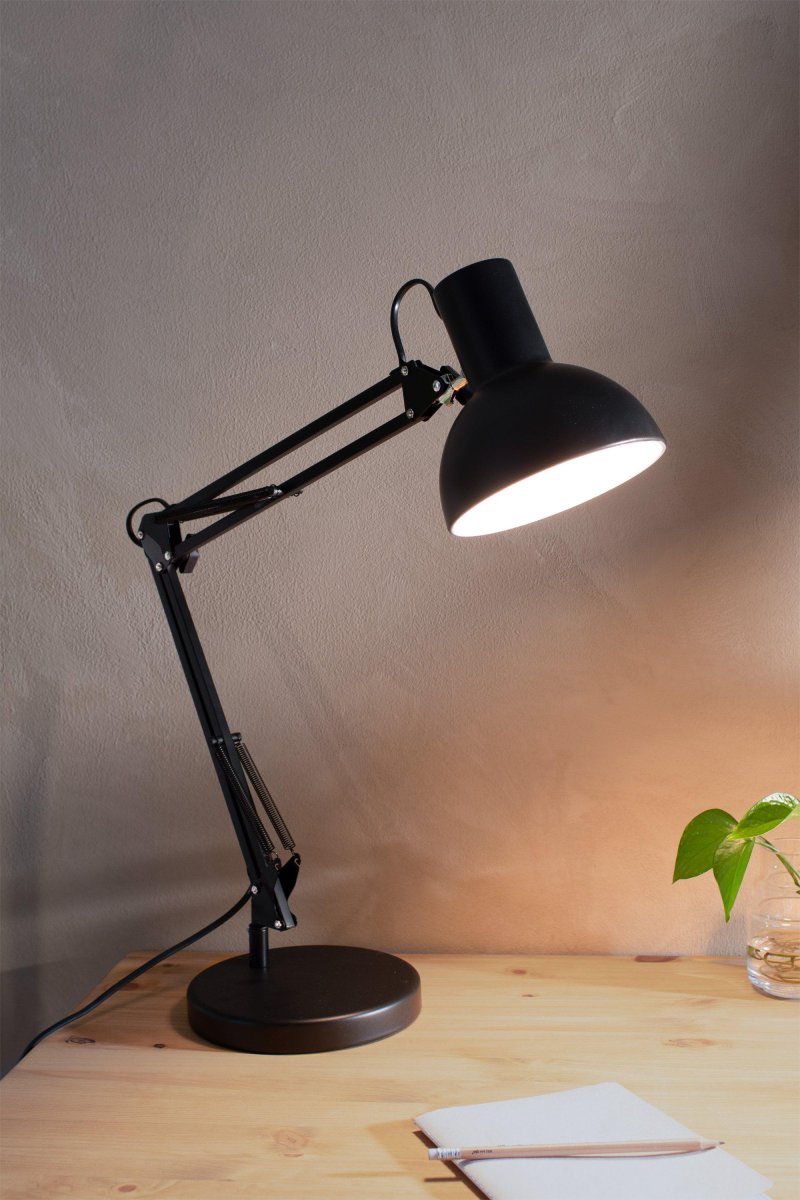Architect 80cm Svart skrivebordslampe Fra Markslöjd - Architect er en moderne skrivebordslampe som er både funksjonell og stilig, perfekt for arbeidsbordet eller arbeidsrommet.
