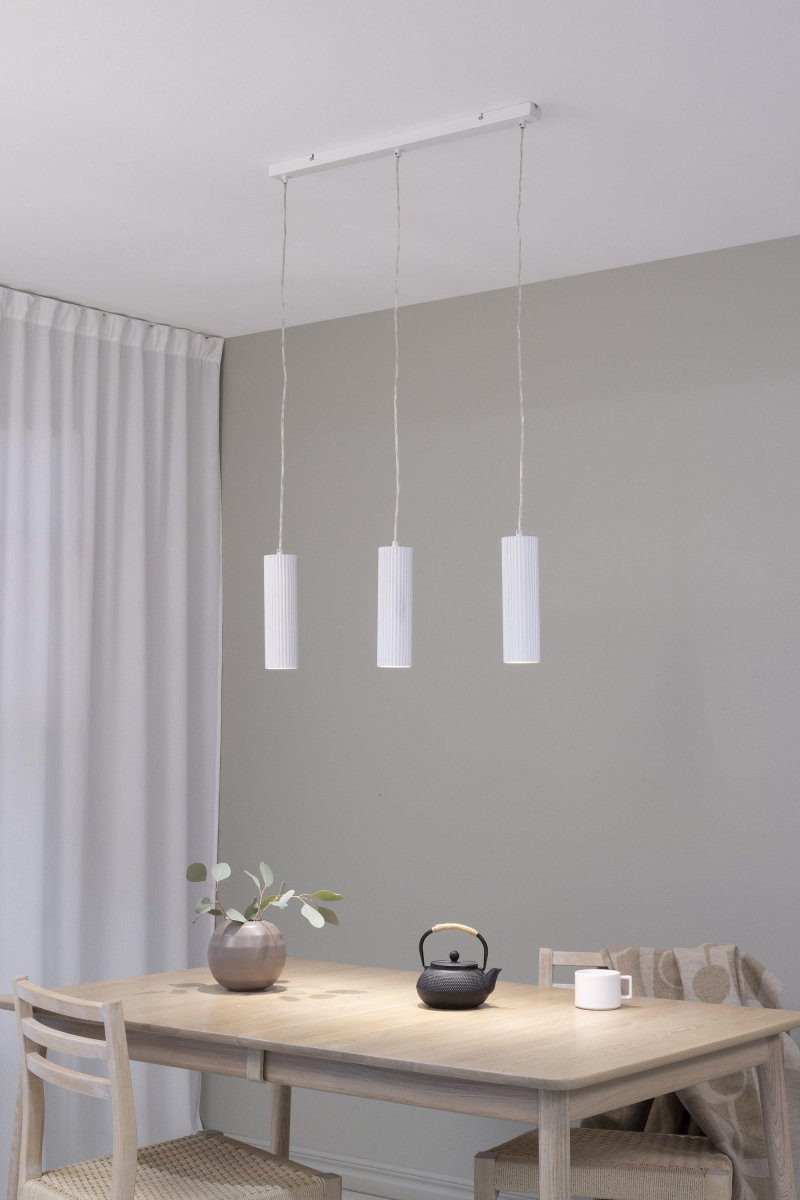 Costilla 68cm Hvit Taklampe Fra Markslöjd - Diskret riflede skjermer i metall som henger på; rad i gjennomsiktige kabler på 1,5 m.