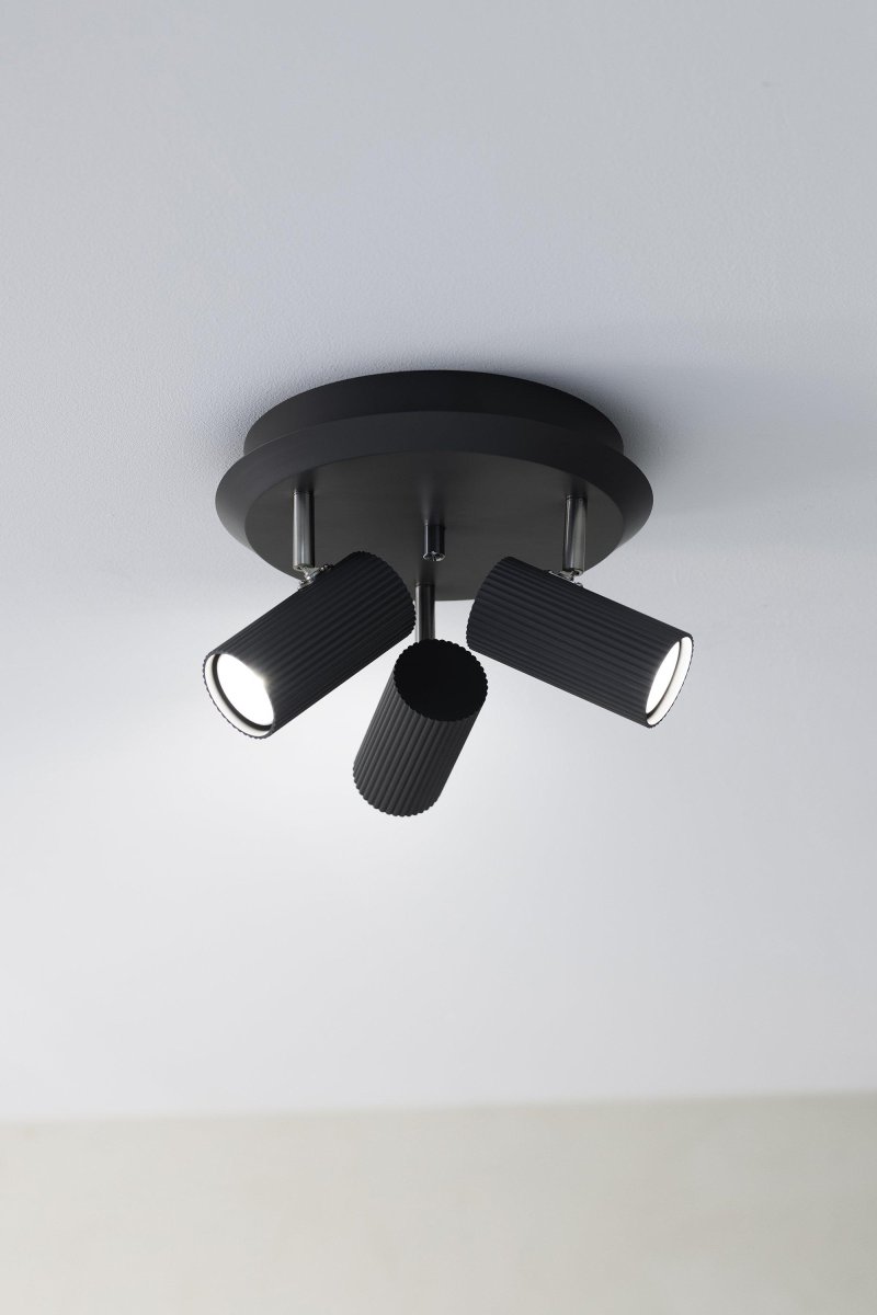 Costilla 3 Grå spotlight Fra Markslöjd - Med sitt minimalistiske design og høykvalitets finish kombinerer denne lampen både estetikk og praktisk belysning, og blir en sofistikert detalj i hjemmet ditt.