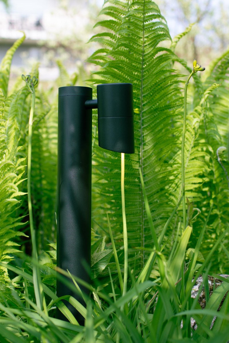 Spotlight 60cm Svart Garden 24 Fra Markslöjd - Garden 24 Spotlight Black 60 cm er en stilig og høy sylindrisk pullert med 6W LED-belysning.