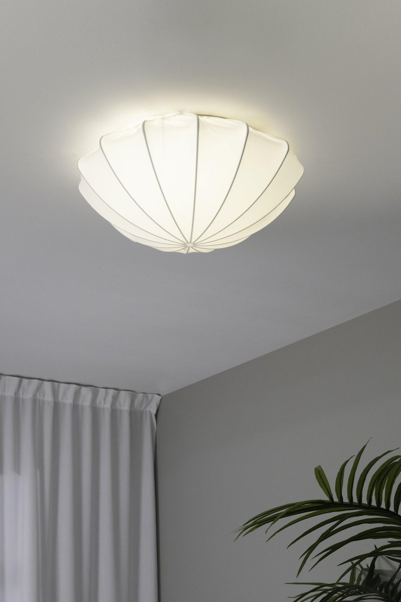 Camellia Ø50 Hvit plafond Fra Markslöjd - Det unike, skulpturerte designet minner om et skall, som gir en myk og naturlig form som sprer et harmonisk lys i rommet.