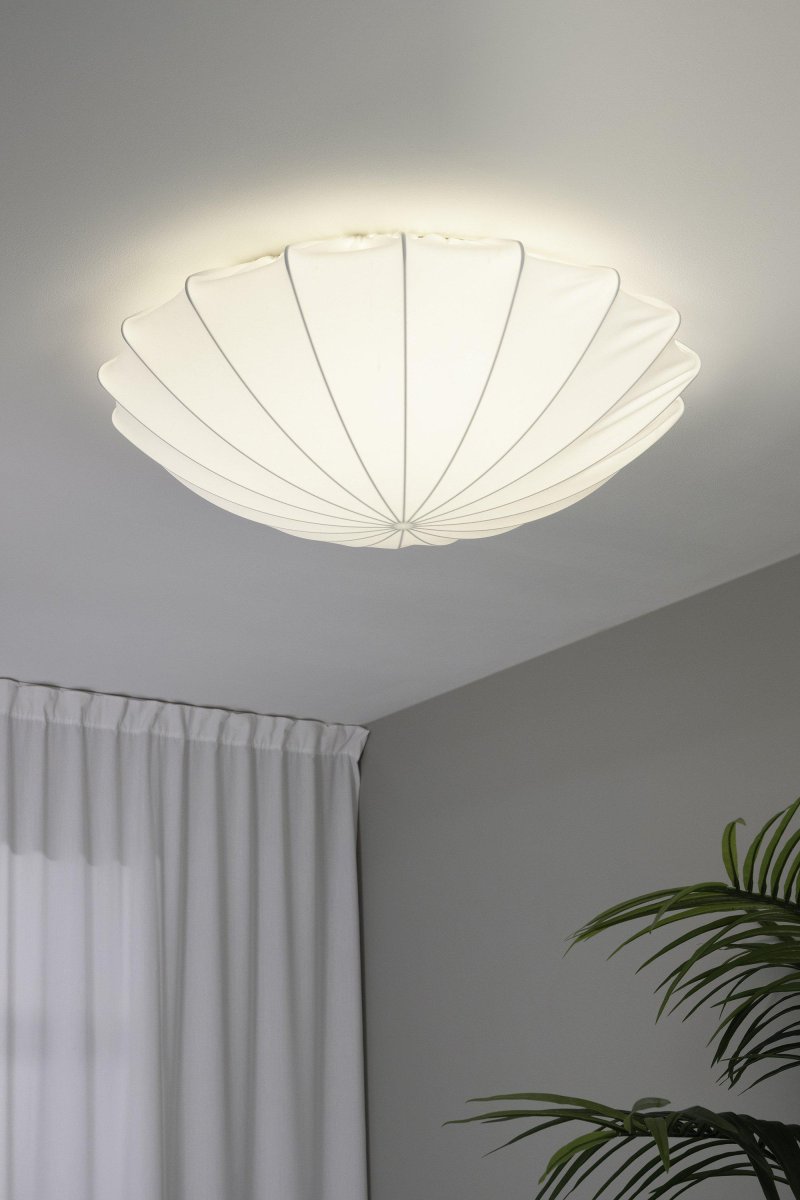 Camellia Ø80 Hvit plafond Fra Markslöjd - Det unike, skulpturerte designet minner om et skall, som gir en myk og naturlig form som sprer et harmonisk lys i rommet.