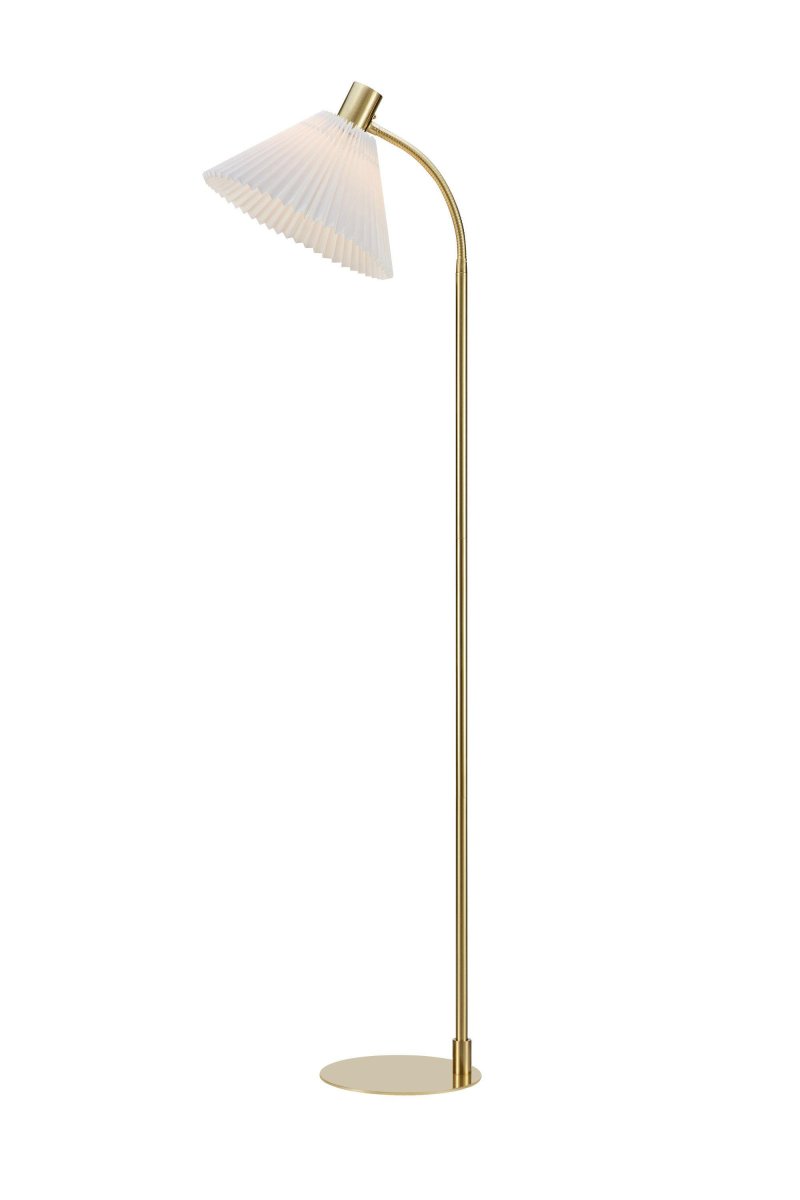 Mira Børstet messing gulvlampe Fra Markslöjd - Mira gulvlampen er 145 cm høy, har en lampefot i messingfarget metall og en plissert lampeskjerm i hvitt stoff.