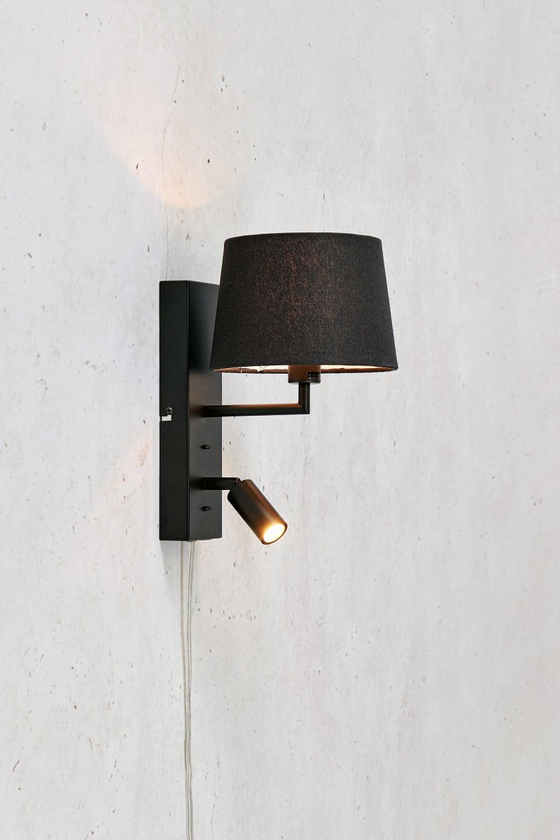 Como Svart leselampe Fra Markslöjd - Lampen har en sokkel i sort metall, et vinkeljusterbart spitt for studiebelysning og en st&oslash;rre lampeskjerm for kosebelysning.