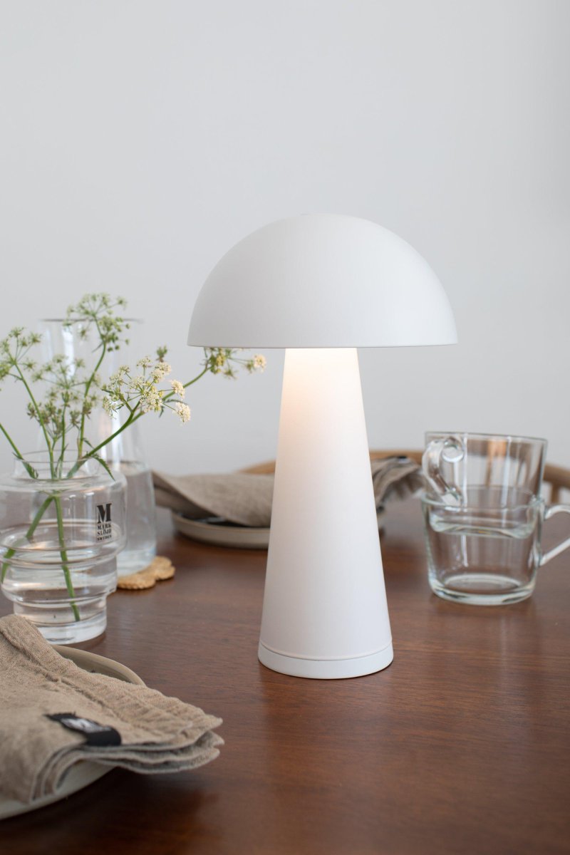 Fungi 26cm Hvit bærbar Fra Markslöjd - Fungi er en stilig og bærbar bordlampe i matt hvitt metall, designet for både innendørs og utendørs bruk.