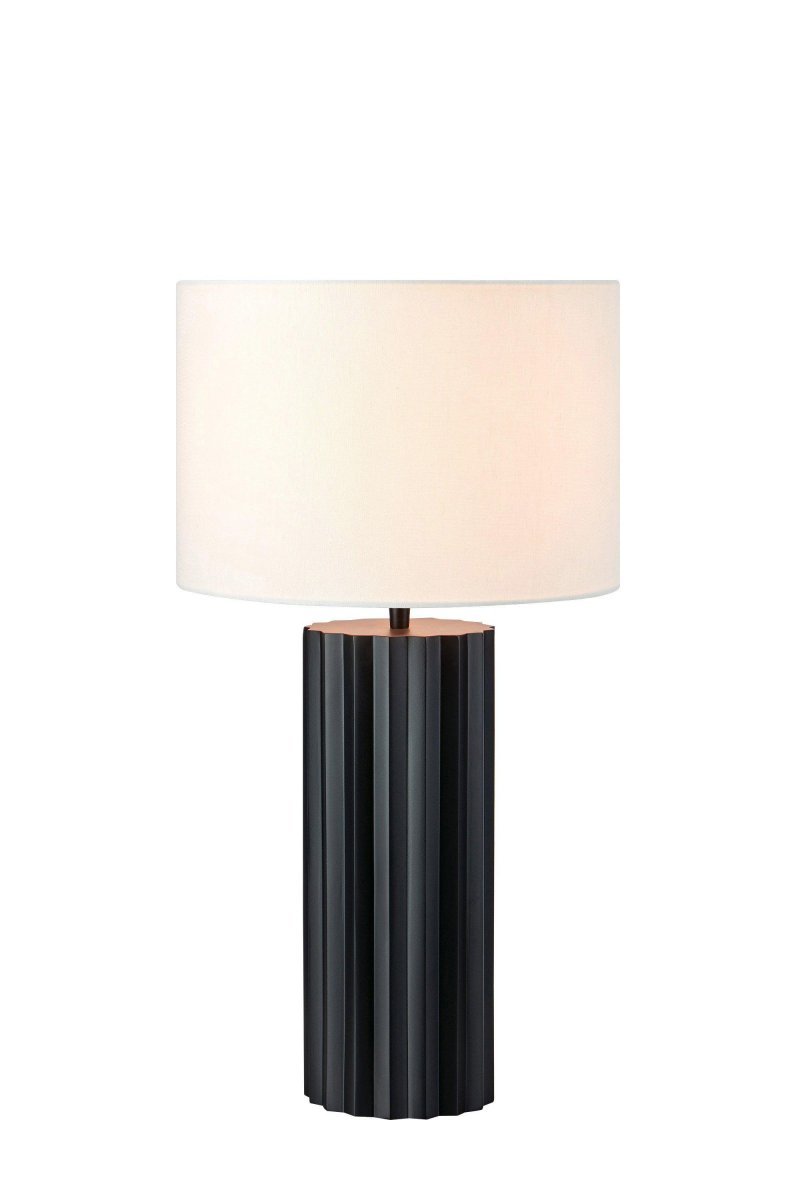 Hashira 60cm Svart bordlampe Fra Markslöjd - Hashira er en rustikk og moderne bordlampe med sokkel i sort metall som minner om en søyle.