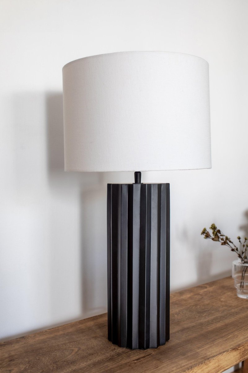 Hashira 60cm Svart bordlampe Fra Markslöjd - Hashira er en rustikk og moderne bordlampe med sokkel i sort metall som minner om en søyle.