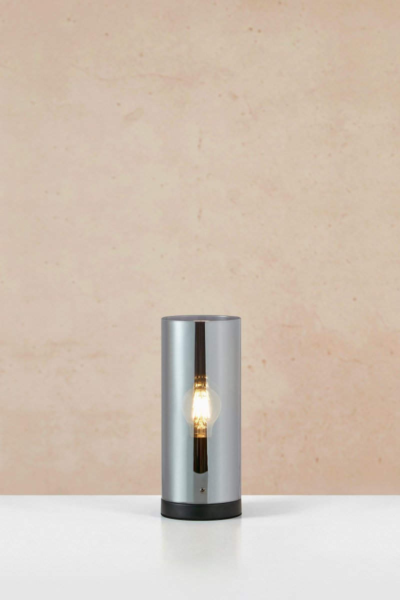 Post 38cm Røykfarget bordlampe Fra Markslöjd - Post er en stilig sylindrisk bordlampe, med sokkel i matt sort metall og skjerm i røkt glass.