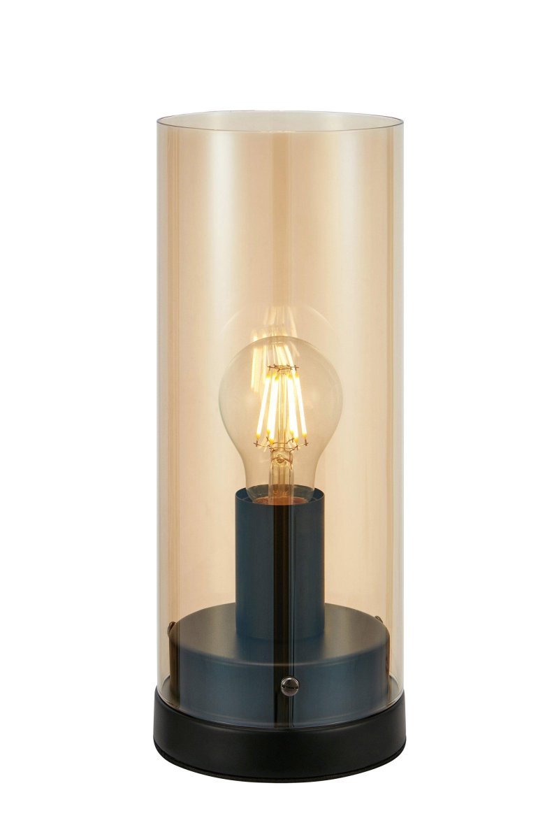 Post 38cm Rav bordlampe Fra Markslöjd - Post er en stilig sylindrisk bordlampe, med sokkel i matt sort metall og en ravfarget glassskjerm.