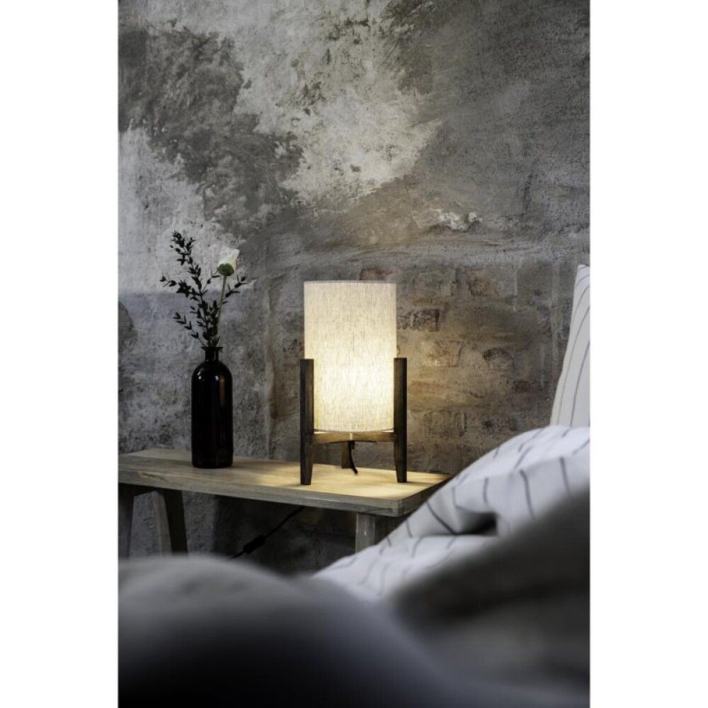 Euca 40cm Beige bordlampe Fra Markslöjd - Med base i brunt tre og skjerm i beige tekstil sprer den et varmt og koselig lys som skaper en hyggelig atmosfære i rommet.