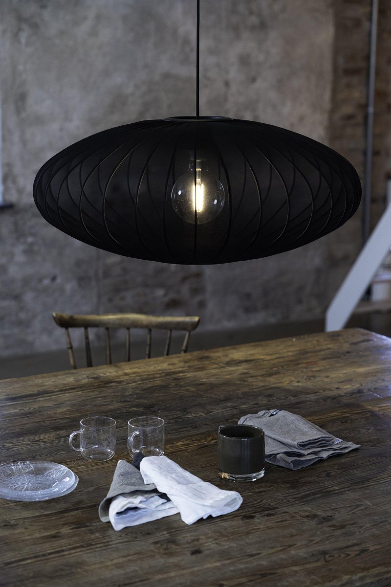 Florence Ø75 Svart Taklampe Fra Markslöjd - Med en diameter p&aring; 75 cm og en h&oslash;yde p&aring; 30 cm passer den perfekt inn i stuen eller soverommet.