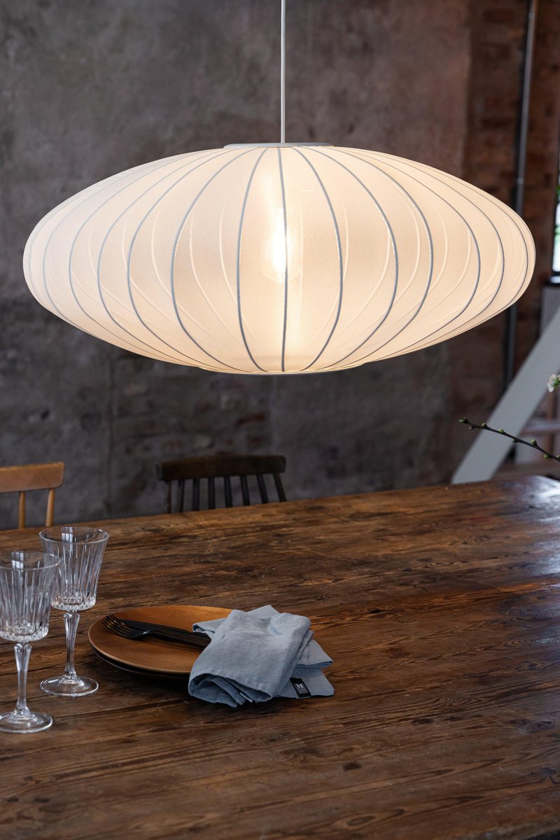 Florence Ø75 Hvit Taklampe Fra Markslöjd - Med en diameter p&aring; 75 cm og en h&oslash;yde p&aring; 30 cm passer den perfekt inn i stuen eller soverommet.
