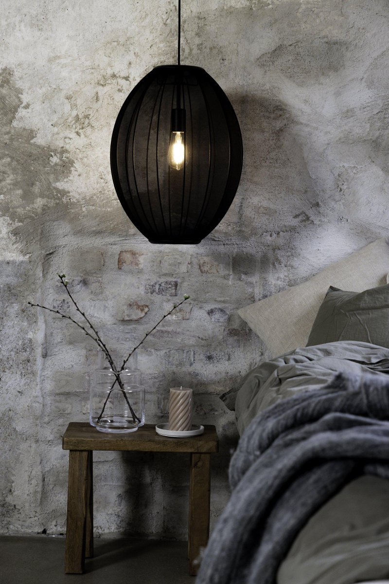 Florence Ø40 Svart Taklampe Fra Markslöjd - Florence er en stilig taklampe med oval design og sort tekstilskjerm som gir et mykt og behagelig lys.