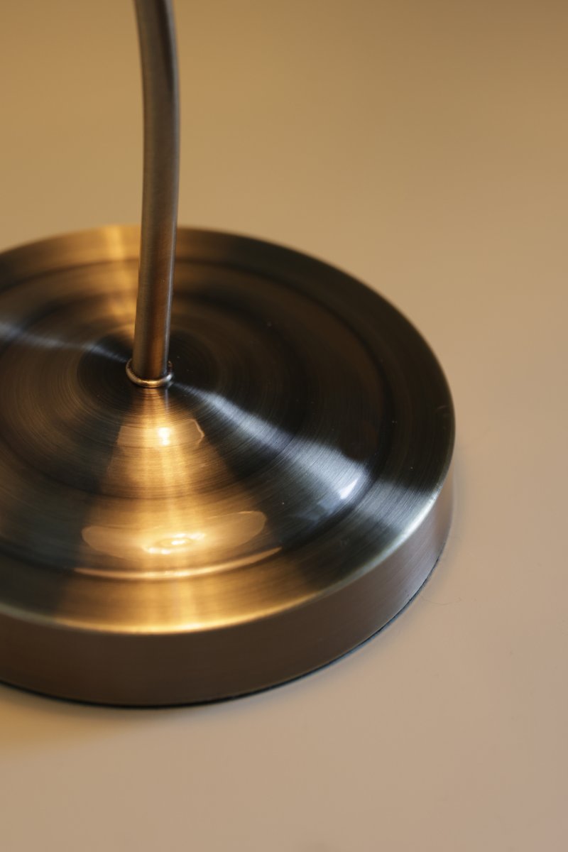 Vela 50cm Messing/hvit bordlampe Fra Markslöjd - Bordlampe i klassisk design som minner om en skomakerlampe med en hvit blank lampeskjerm i opalglass og en buet lampefot i messingfinish.