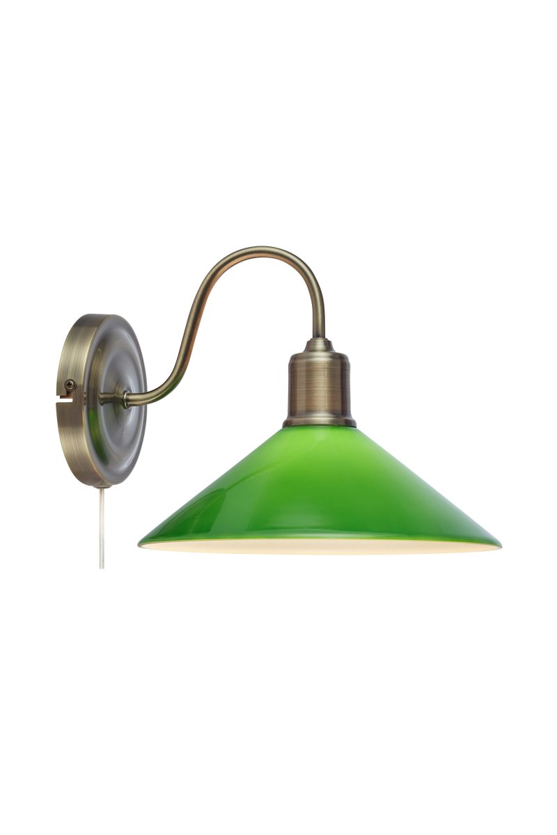 Vela 25cm Messing/grønn vegglampe Fra Markslöjd - Vegglampe i klassisk design av en skomakerlampe med en grønn, blank glassskjerm og et buet veggfeste i messingfinish.