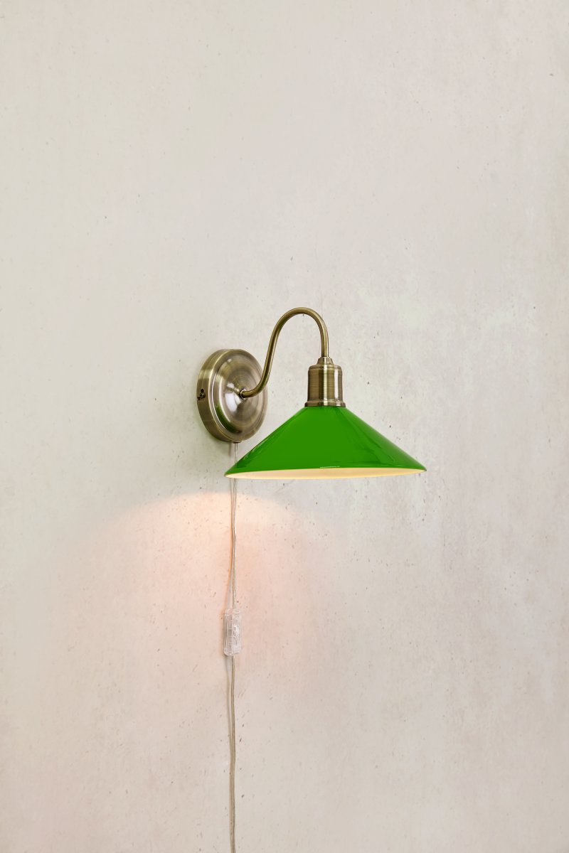 Vela 25cm Messing/grønn vegglampe Fra Markslöjd - Vegglampe i klassisk design av en skomakerlampe med en grønn, blank glassskjerm og et buet veggfeste i messingfinish.
