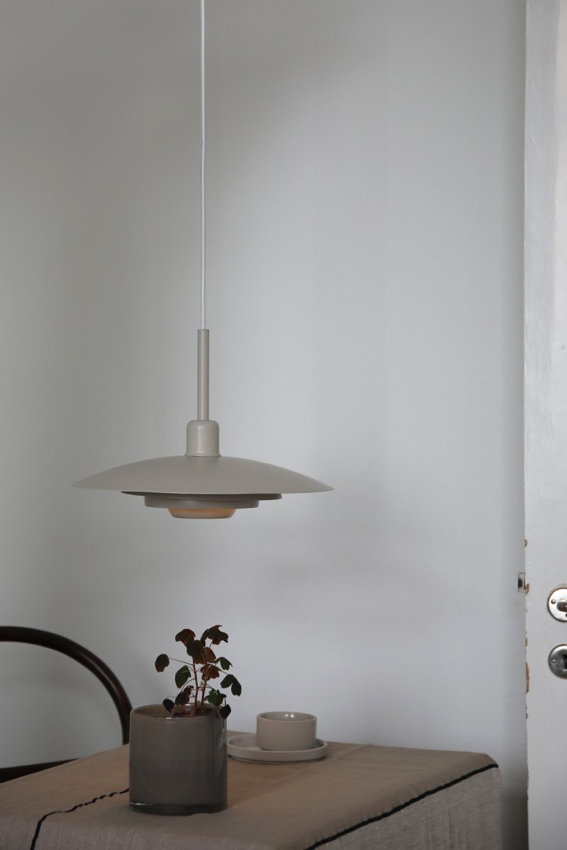 Piny Ø35 Beige Taklampe Fra Markslöjd - Designet kan sammenlignes med en klassisk heislampe, men med et mer stilig uttrykk.