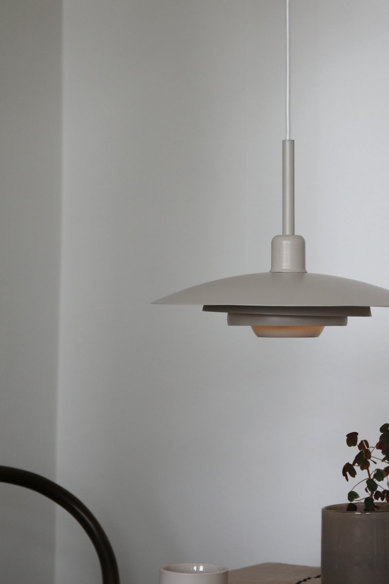 Piny Ø35 Beige Taklampe Fra Markslöjd - Designet kan sammenlignes med en klassisk heislampe, men med et mer stilig uttrykk.