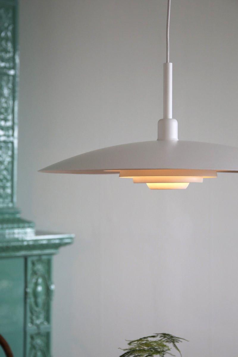 Piny Ø57 Hvit Taklampe Fra Markslöjd - Designet kan sammenlignes med en klassisk heislampe, men med et mer stilig uttrykk.