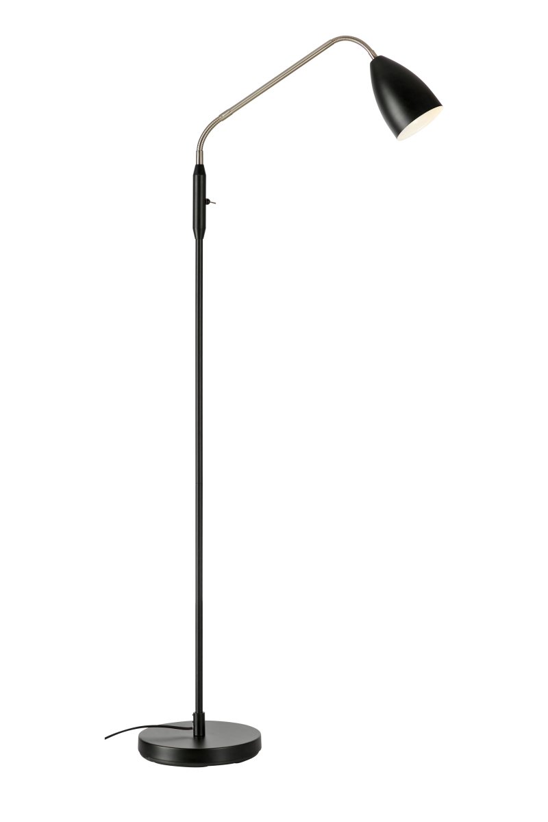 Patro Svart gulvlampe Fra Markslöjd - Den praktiske, justerbare fleksarmen i stål har en innebygd bryter for den integrerte LED-belysningen, som kan dimmes i tre trinn når lampen slås av og på.