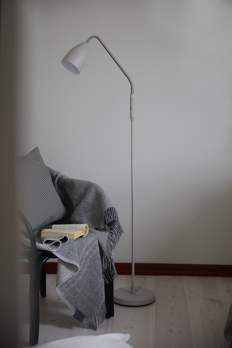 Patro Beige gulvlampe Fra Markslöjd - Den praktiske, justerbare fleksarmen i st&aring;l har en innebygd bryter for den integrerte LED-belysningen, som kan dimmes i tre trinn n&aring;r lampen sl&aring;s av og p&aring;.