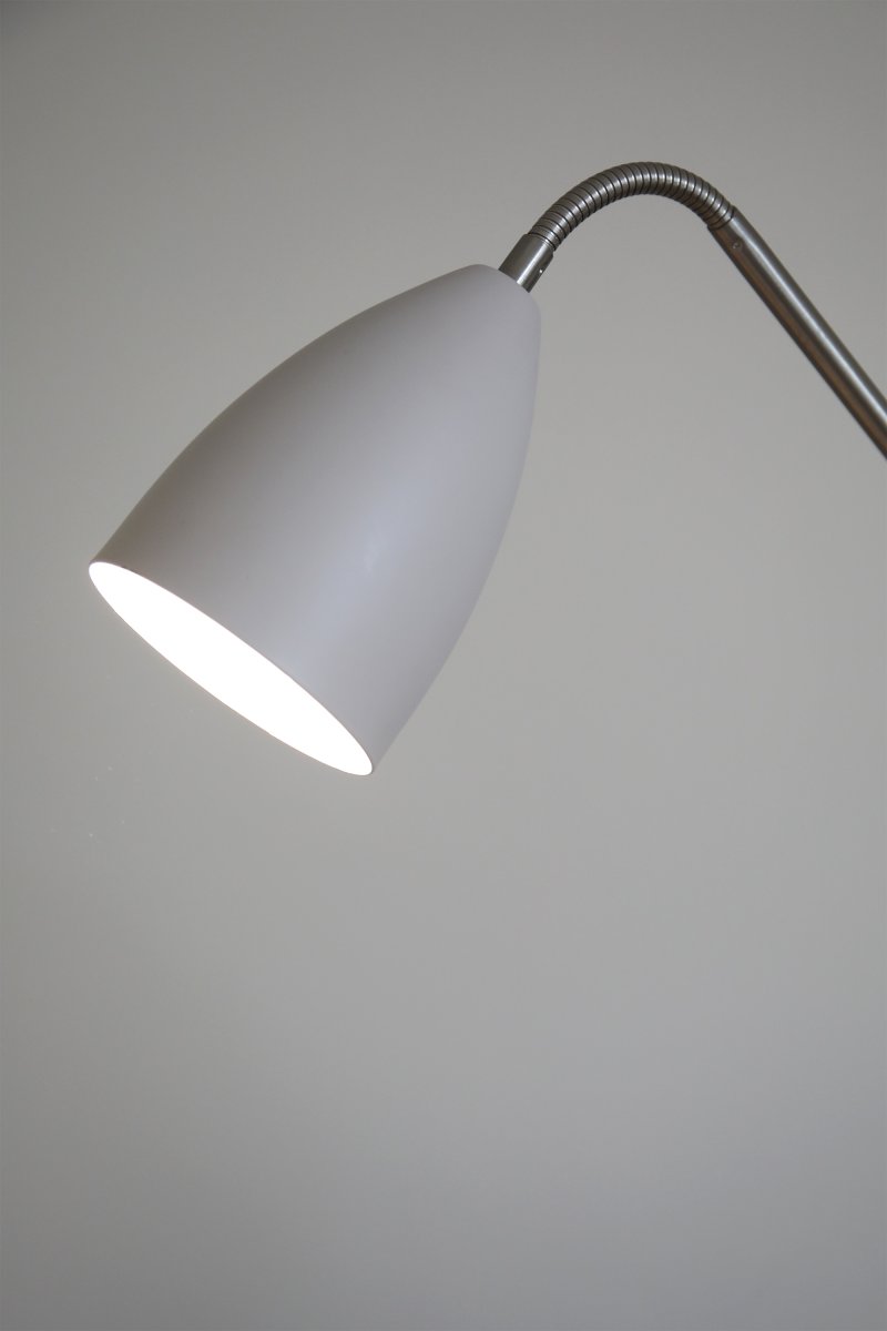 Patro Beige gulvlampe Fra Markslöjd - Den praktiske, justerbare fleksarmen i st&aring;l har en innebygd bryter for den integrerte LED-belysningen, som kan dimmes i tre trinn n&aring;r lampen sl&aring;s av og p&aring;.