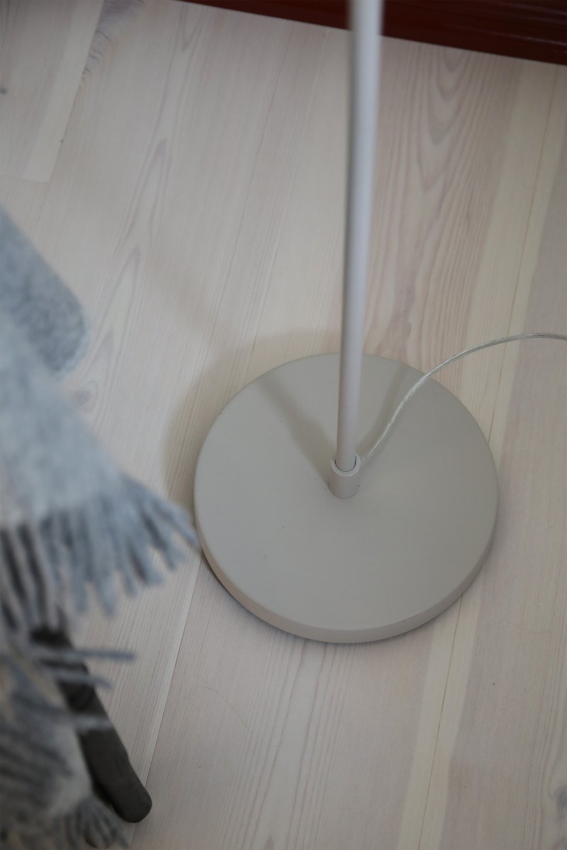 Patro Beige gulvlampe Fra Markslöjd - Den praktiske, justerbare fleksarmen i st&aring;l har en innebygd bryter for den integrerte LED-belysningen, som kan dimmes i tre trinn n&aring;r lampen sl&aring;s av og p&aring;.