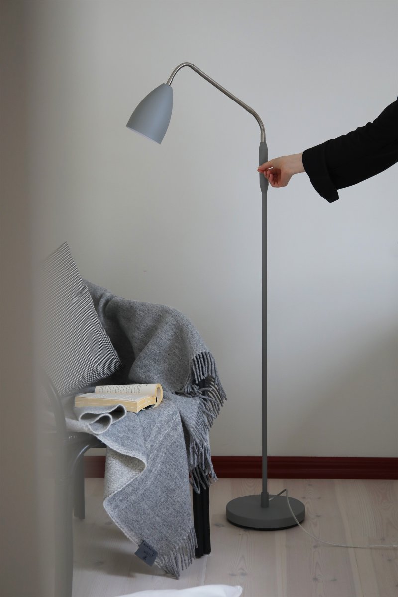 Patro Grå gulvlampe Fra Markslöjd - Den praktiske, justerbare fleksarmen i stål har en innebygd bryter for den integrerte LED-belysningen, som kan dimmes i tre trinn når lampen slås av og på.