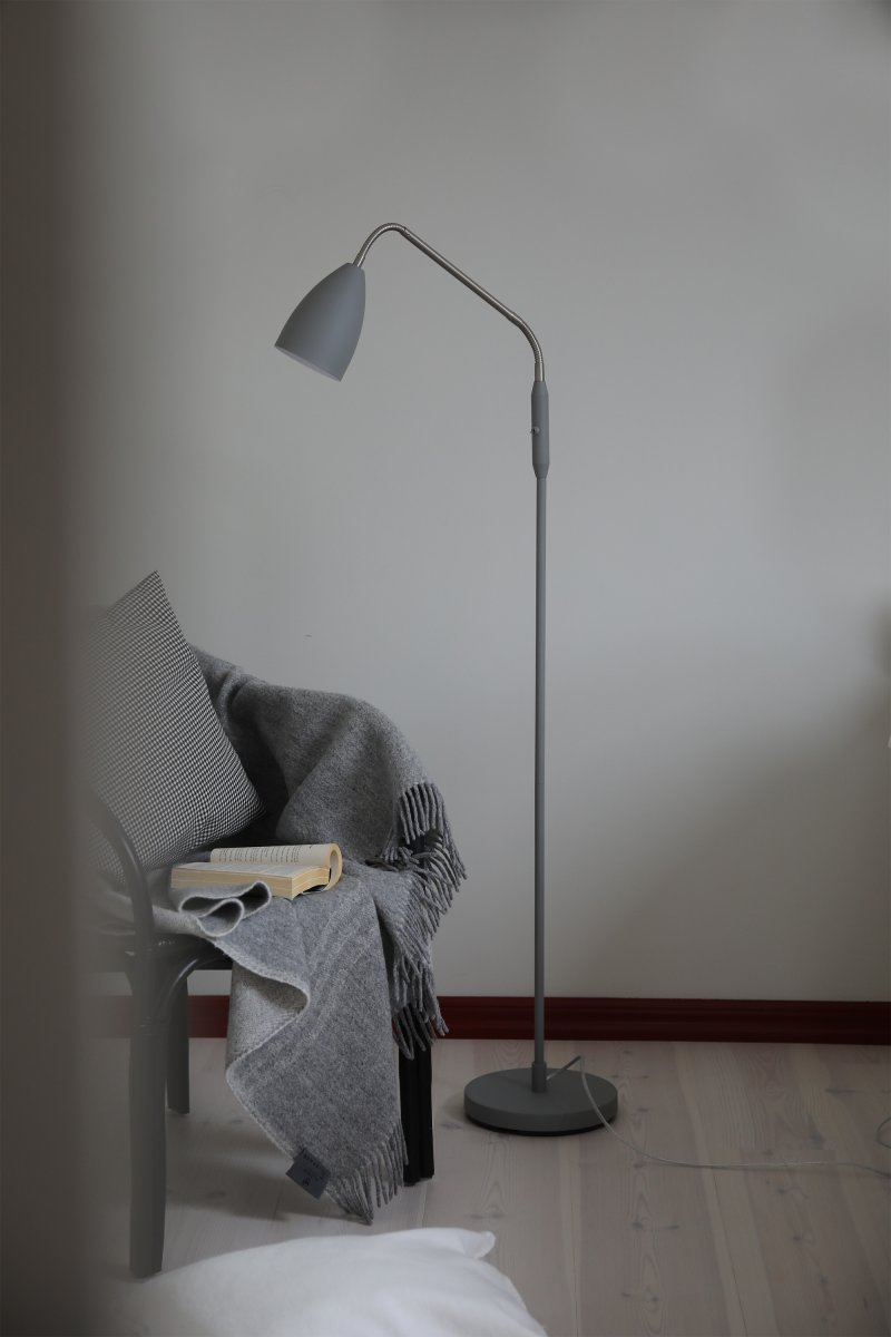 Patro Grå gulvlampe Fra Markslöjd - Den praktiske, justerbare fleksarmen i stål har en innebygd bryter for den integrerte LED-belysningen, som kan dimmes i tre trinn når lampen slås av og på.