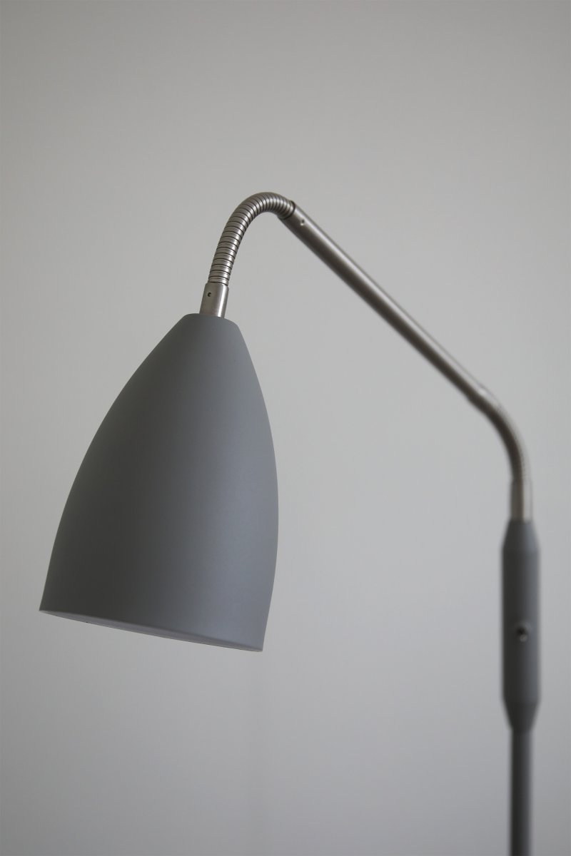Patro Grå gulvlampe Fra Markslöjd - Den praktiske, justerbare fleksarmen i stål har en innebygd bryter for den integrerte LED-belysningen, som kan dimmes i tre trinn når lampen slås av og på.