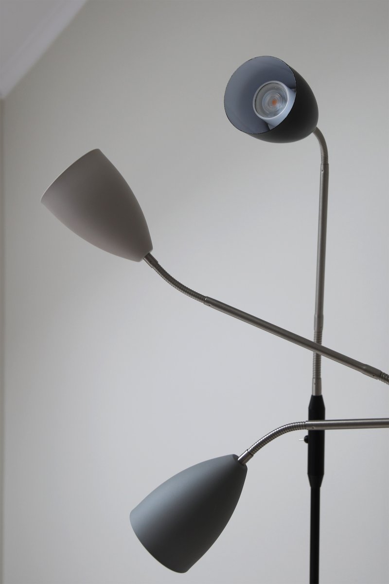 Patro Grå gulvlampe Fra Markslöjd - Den praktiske, justerbare fleksarmen i stål har en innebygd bryter for den integrerte LED-belysningen, som kan dimmes i tre trinn når lampen slås av og på.