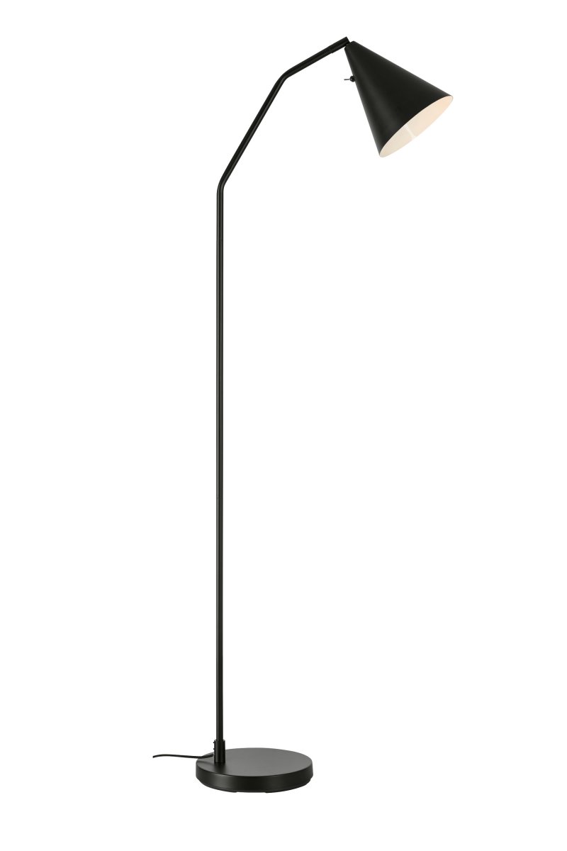 Funil Svart gulvlampe Fra Markslöjd - Lampen er laget av svartlakkert metall og har et dekorativt kjegleformet lampehode som kan roteres og justeres.