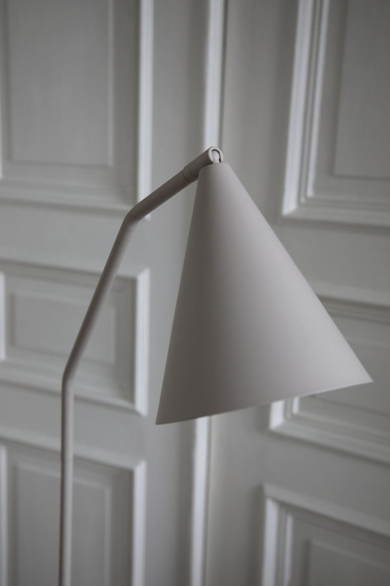 Funil Beige gulvlampe Fra Markslöjd - Lampen er laget av beige lakkert metall og har et dekorativt kjegleformet lampehode som kan roteres og justeres.