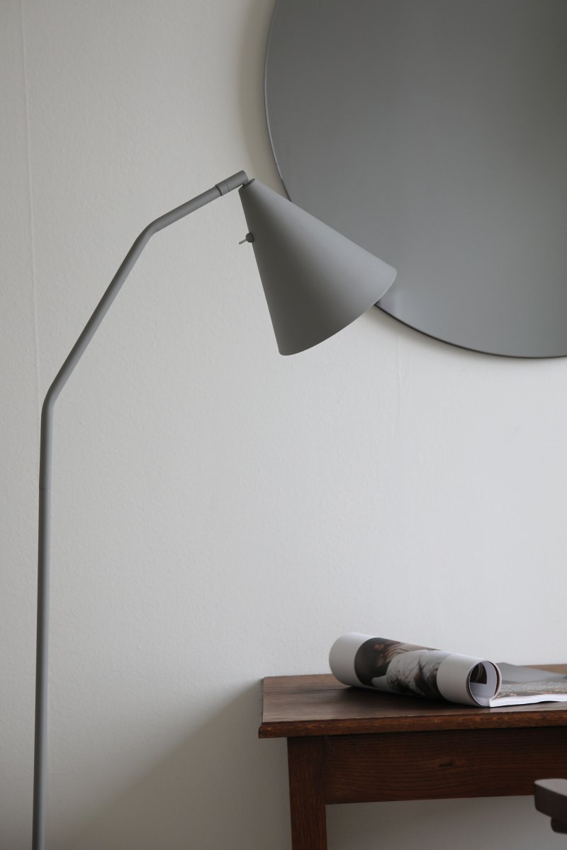 Funil Grå gulvlampe Fra Markslöjd - Lampen er laget av gråmalt metall og har et dekorativt kjegleformet lampehode som kan roteres og justeres.