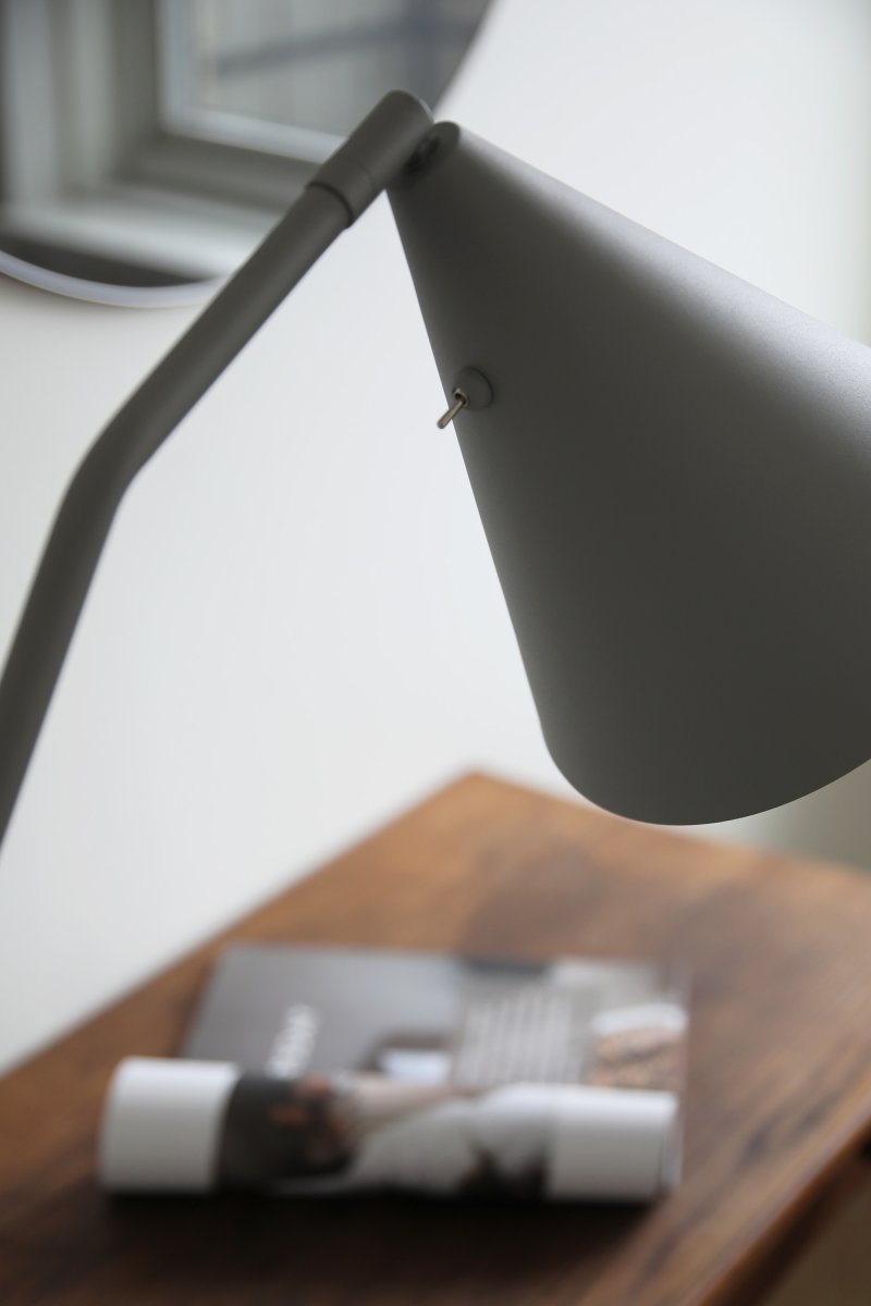 Funil Grå gulvlampe Fra Markslöjd - Lampen er laget av gråmalt metall og har et dekorativt kjegleformet lampehode som kan roteres og justeres.
