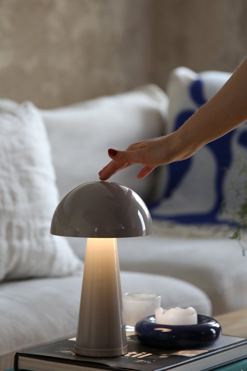 Fungi 27cm Greige bærbar Fra Markslöjd - Innebygd batteri som lades via den medf&oslash;lgende USB-C-kabelen (1m) som kobles til en Min 1A Max 6A-adapter (ikke inkludert) og kan brukes tr&aring;dl&oslash;st i opptil 8 timer.