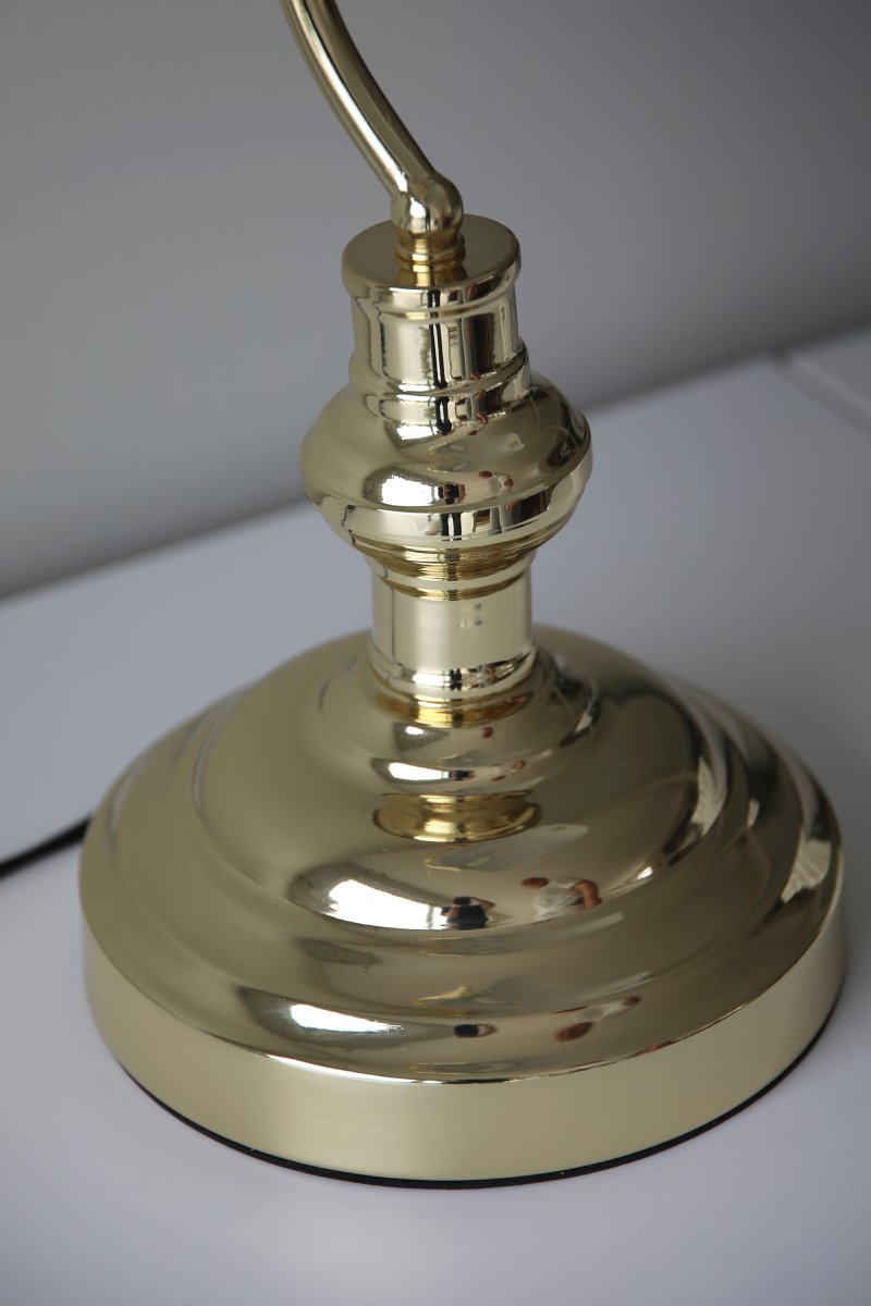 Bankers 42cm Messing skrivebordslampe Fra Markslöjd - Bankers bordlampe har en messingfarget metallbase og justerbart matchende lampeglass.