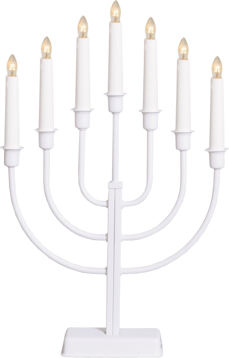 Kristina Hvit Fra Star Trading - Tradisjonell, enkel og vakker lysestake i hvitt.