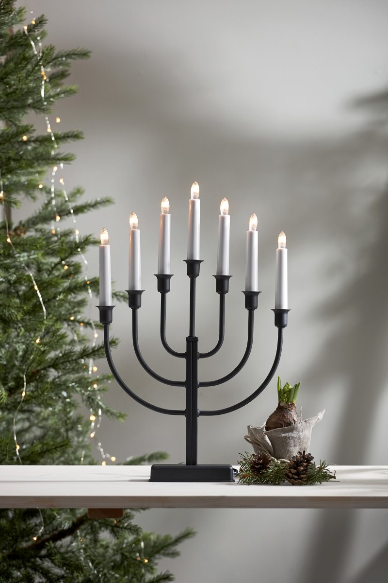 Kristina Svart Fra Star Trading - Tradisjonell, enkel og vakker lysestake i sort.