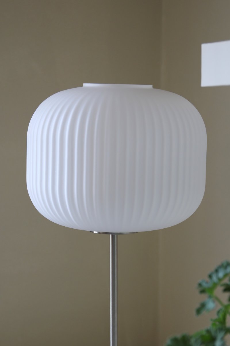 Sober 50cm Stål bordlampe Fra Markslöjd - Bordlampe i klassisk design med en sober hvit glassskjerm og en stålbase.