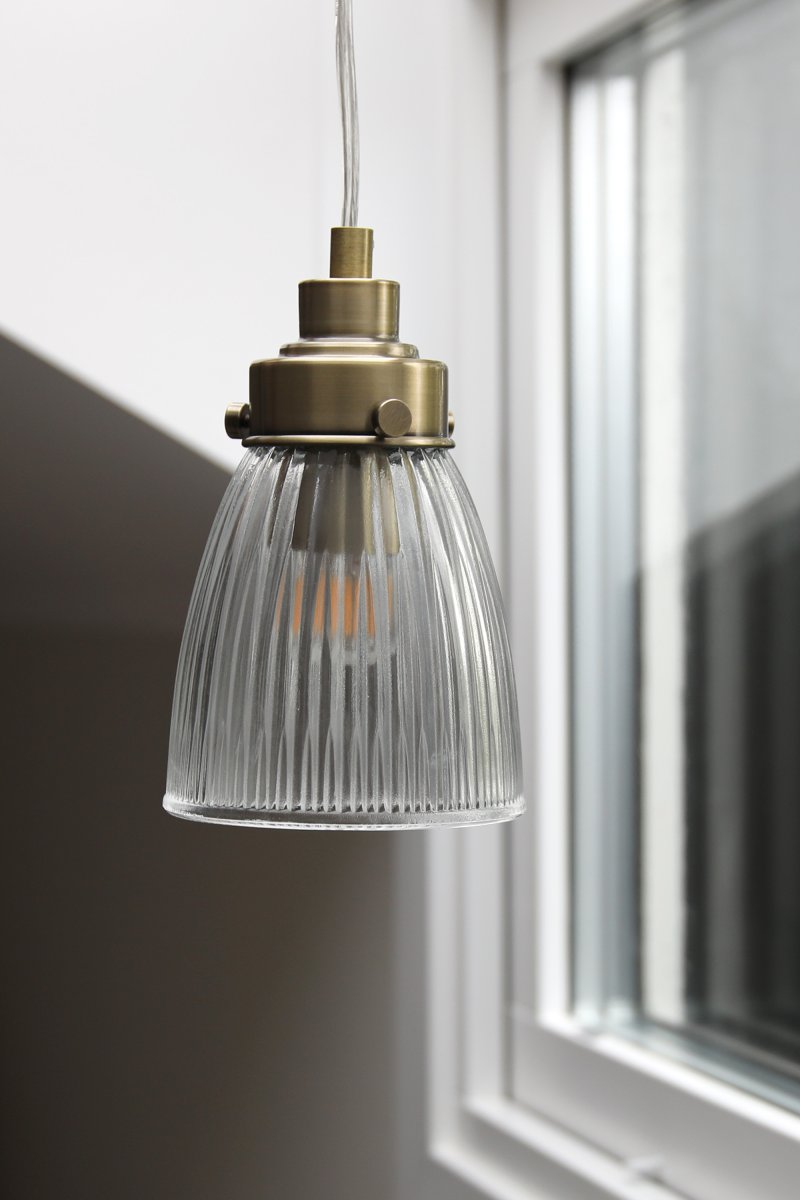 Bellis Ø10 Gjennomsiktig/antikk messing vinduslampe Fra Markslöjd - Vinduslampe i gjennomsiktig glass med fine detaljer i antikk messingfinish &ndash; en tidl&oslash;s kombinasjon som gir en varm og innbydende f&oslash;lelse i vinduet eller et hj&oslash;rne.