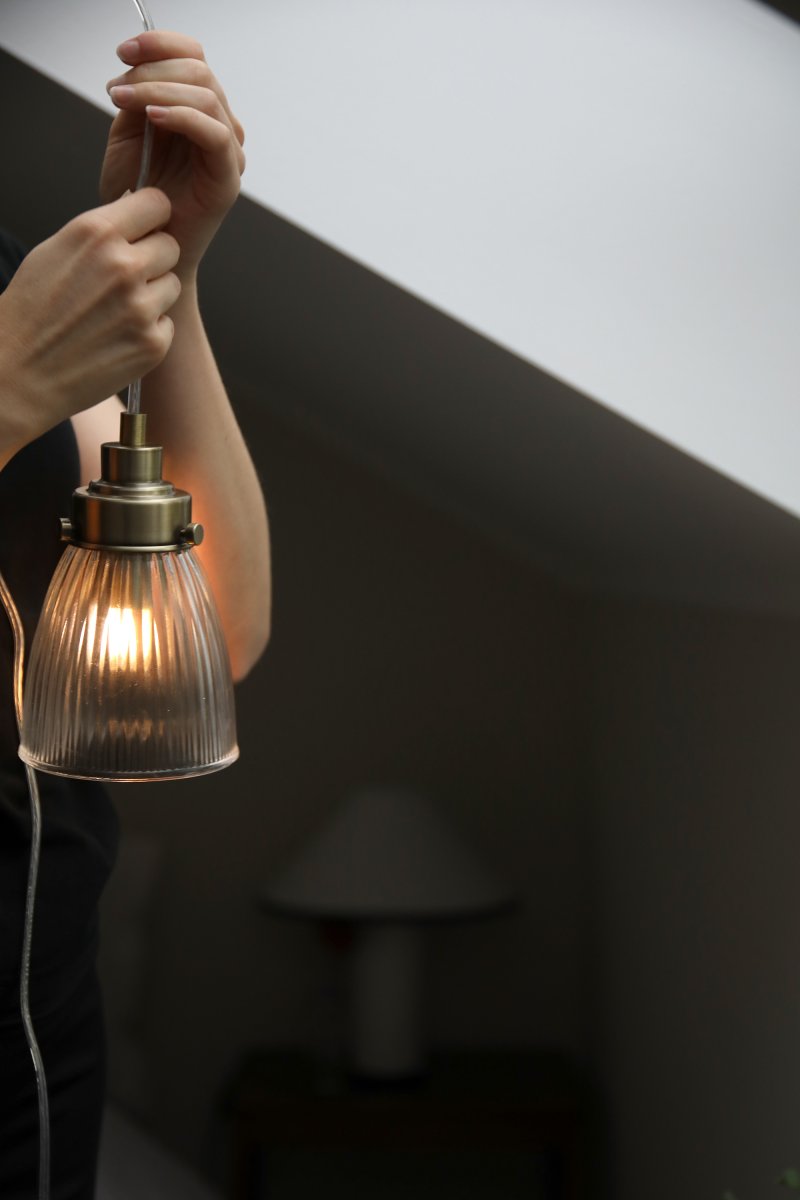 Bellis Ø10 Gjennomsiktig/antikk messing vinduslampe Fra Markslöjd - Vinduslampe i gjennomsiktig glass med fine detaljer i antikk messingfinish &ndash; en tidl&oslash;s kombinasjon som gir en varm og innbydende f&oslash;lelse i vinduet eller et hj&oslash;rne.