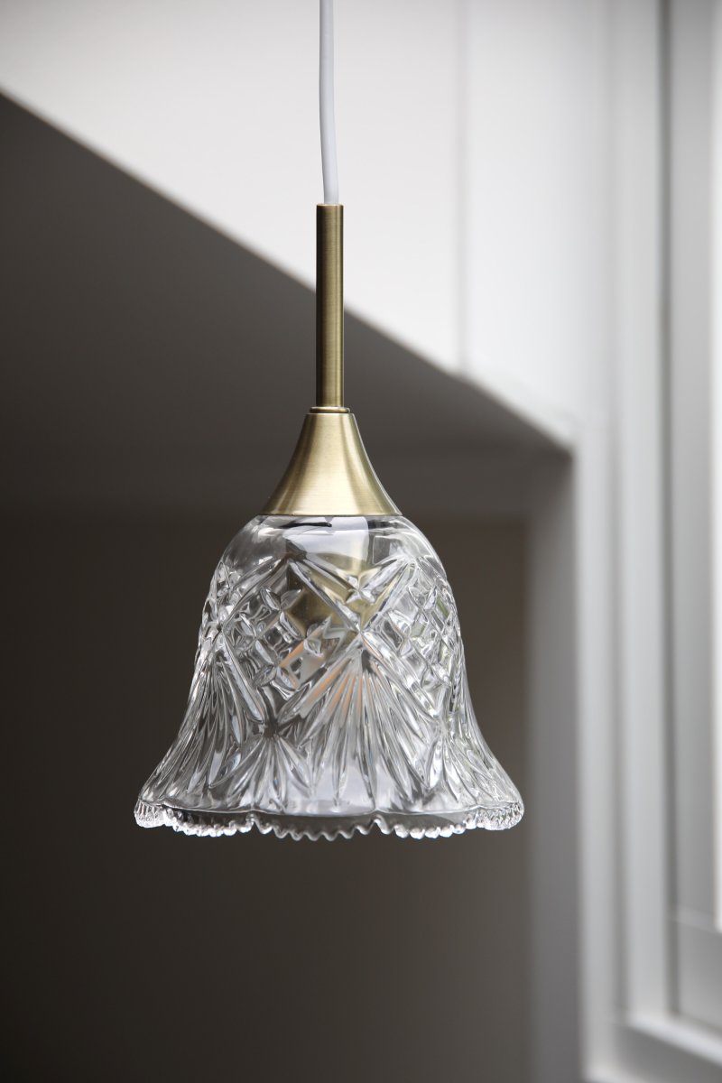 Luna Ø14 Gjennomsiktig/messing vinduslampe Fra Markslöjd - Vinduslampe i gjennomsiktig glass med fine detaljer i valn&oslash;ttfinish og en dekorativ, mykt buet form nederst &ndash; et romantisk design som skaper en varm og innbydende f&oslash;lelse i vinduet eller et lite hj&oslash;rne.