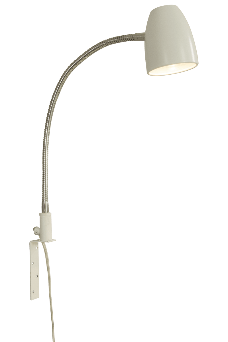 Sandnes Hvit leselampe Fra Aneta Lighting - Sandnes er den perfekte nattbordslampen for montering på; Sengegavlen er i matt hvitmetall med kromdetaljer.