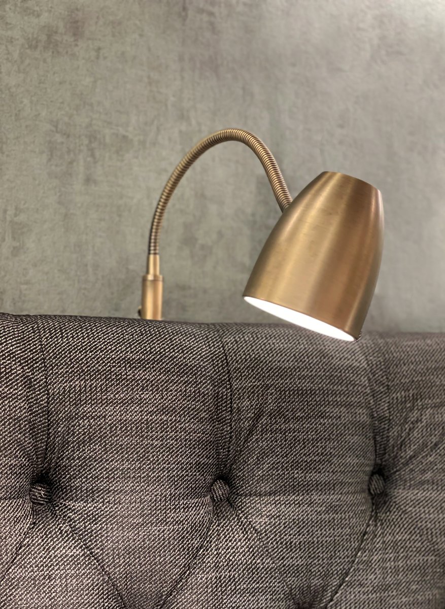 Sandnes Antikk leselampe Fra Aneta Lighting - Sandnes er den perfekte nattbordslampen for montering p&aring;; Sengegavlen er i antikkbehandlet metall.