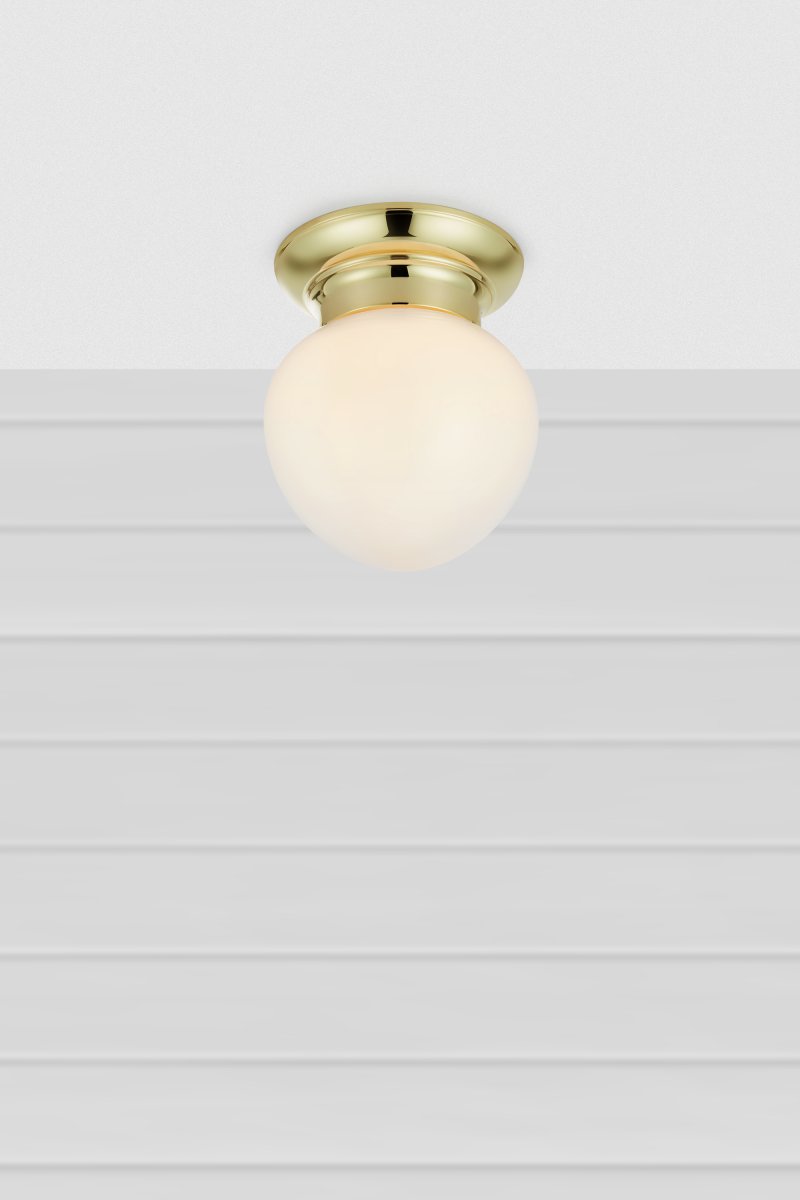 Ronda Ø20 Messing baderomslampe Fra Markslöjd - Taklampe i stil med &aring;rhundreskiftet, egnet for baderom (IP44), med messingfot og hvit glassskjerm.