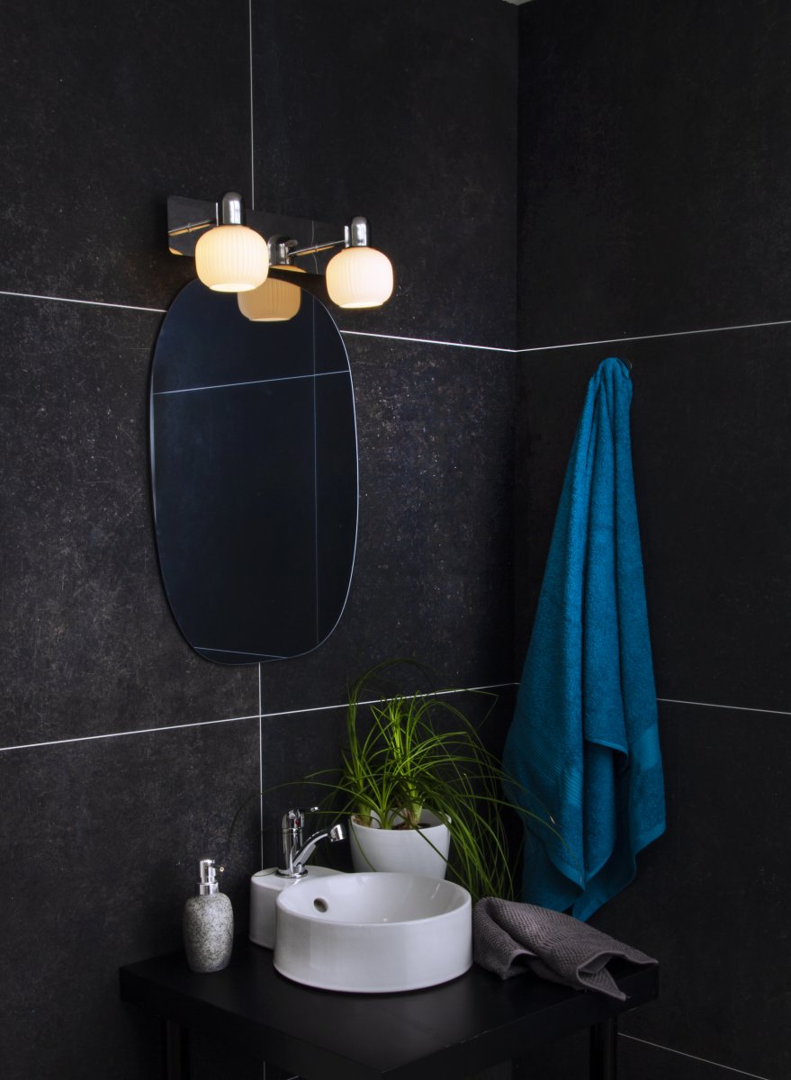 Messina 35cm Krom baderomslampe Fra Aneta Lighting - Messina vegglampe i krom med 2 skjermer i opalhvit riflet glass.