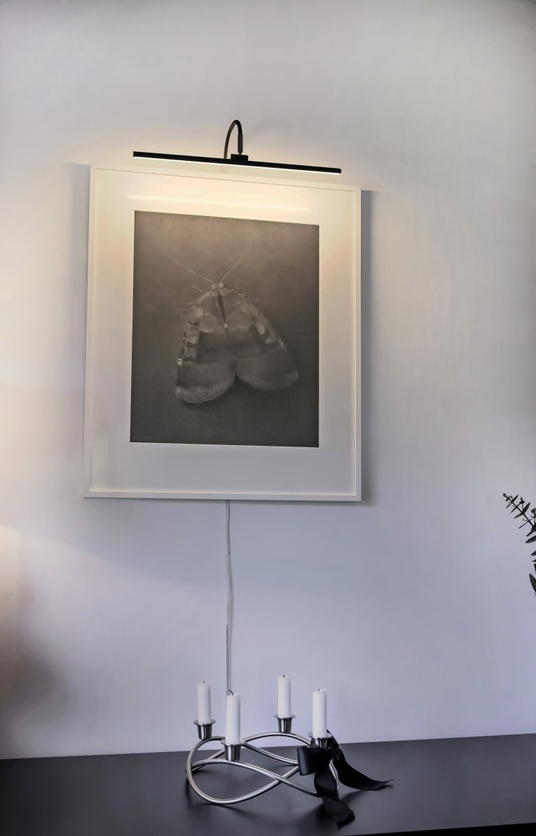 Miro 40cm Svart Fra Aneta Lighting - Lampen kan monteres på vegg, direkte på bilderamme eller topp&aring; hylle eller skap.